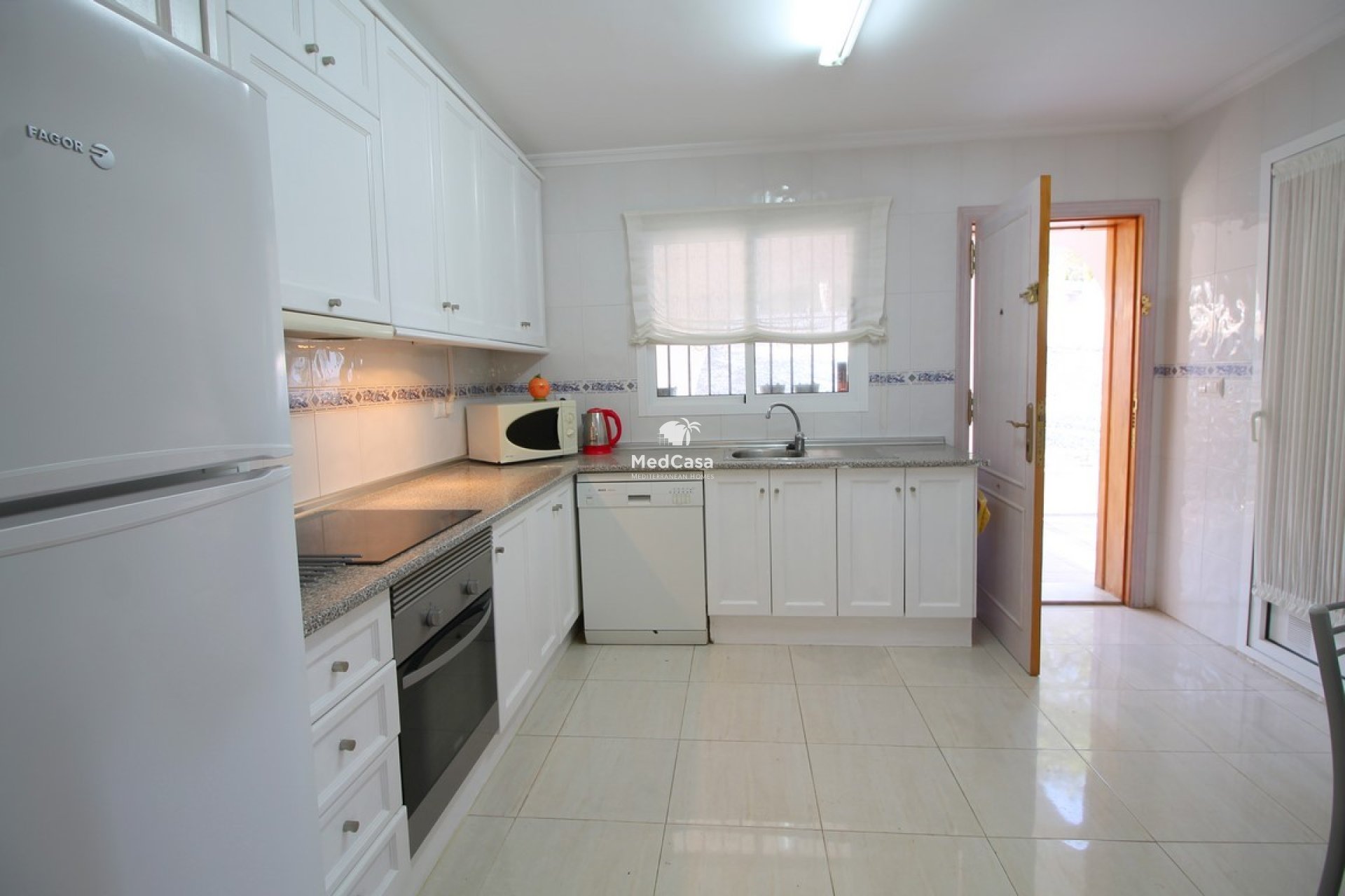 Resale - Villa -
Mil Palmeras