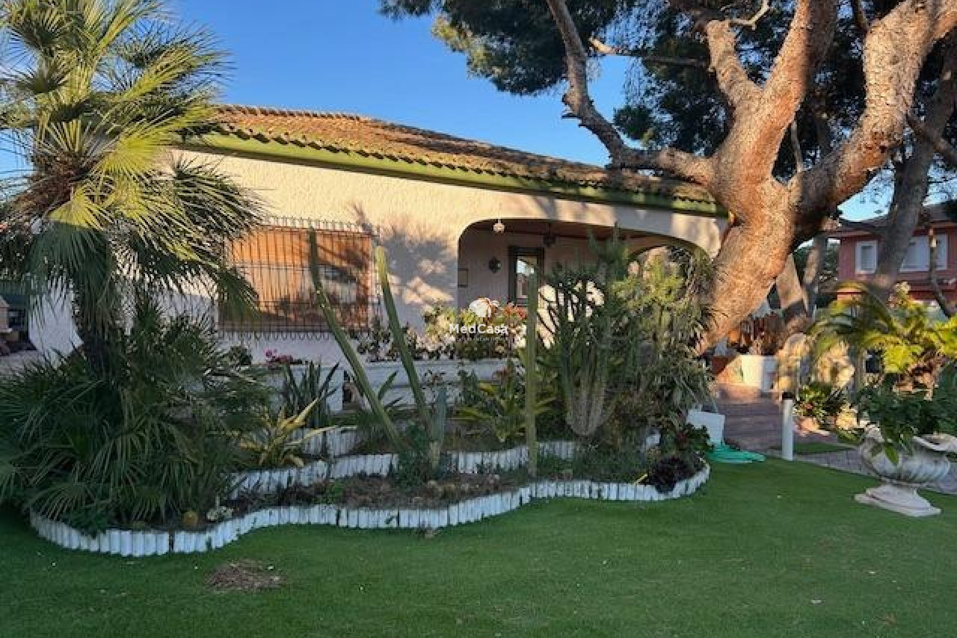 Resale - Villa -
Orihuela Costa - Altos de Campoamor