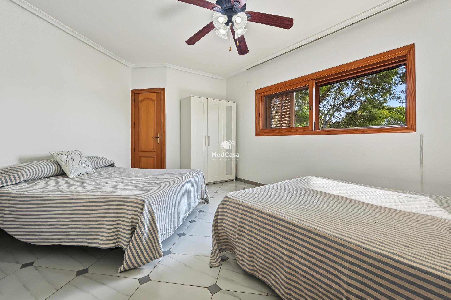 Resale - Villa -
Orihuela Costa - Campoamor