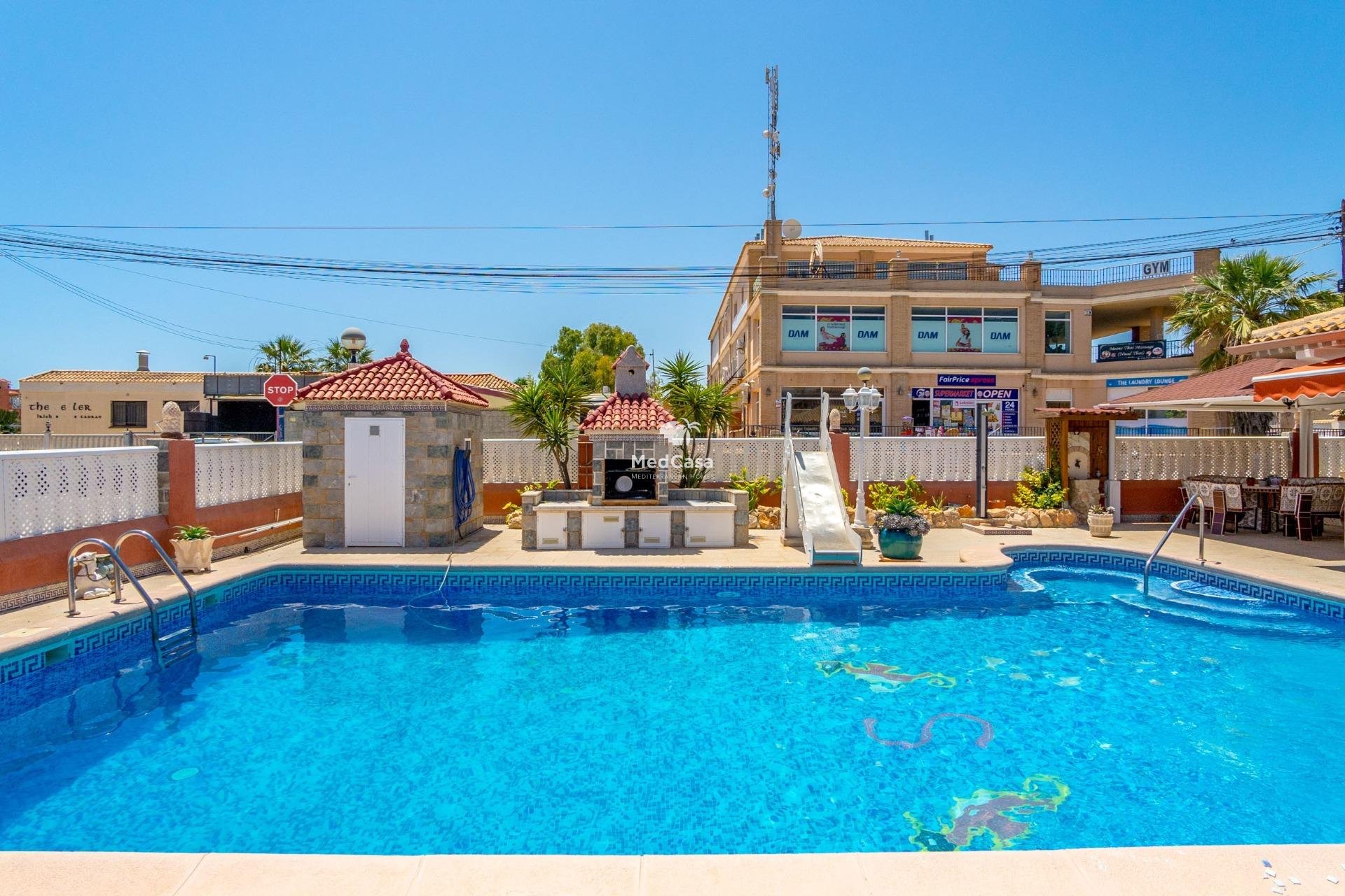 Resale - Villa -
Orihuela Costa - Campoamor