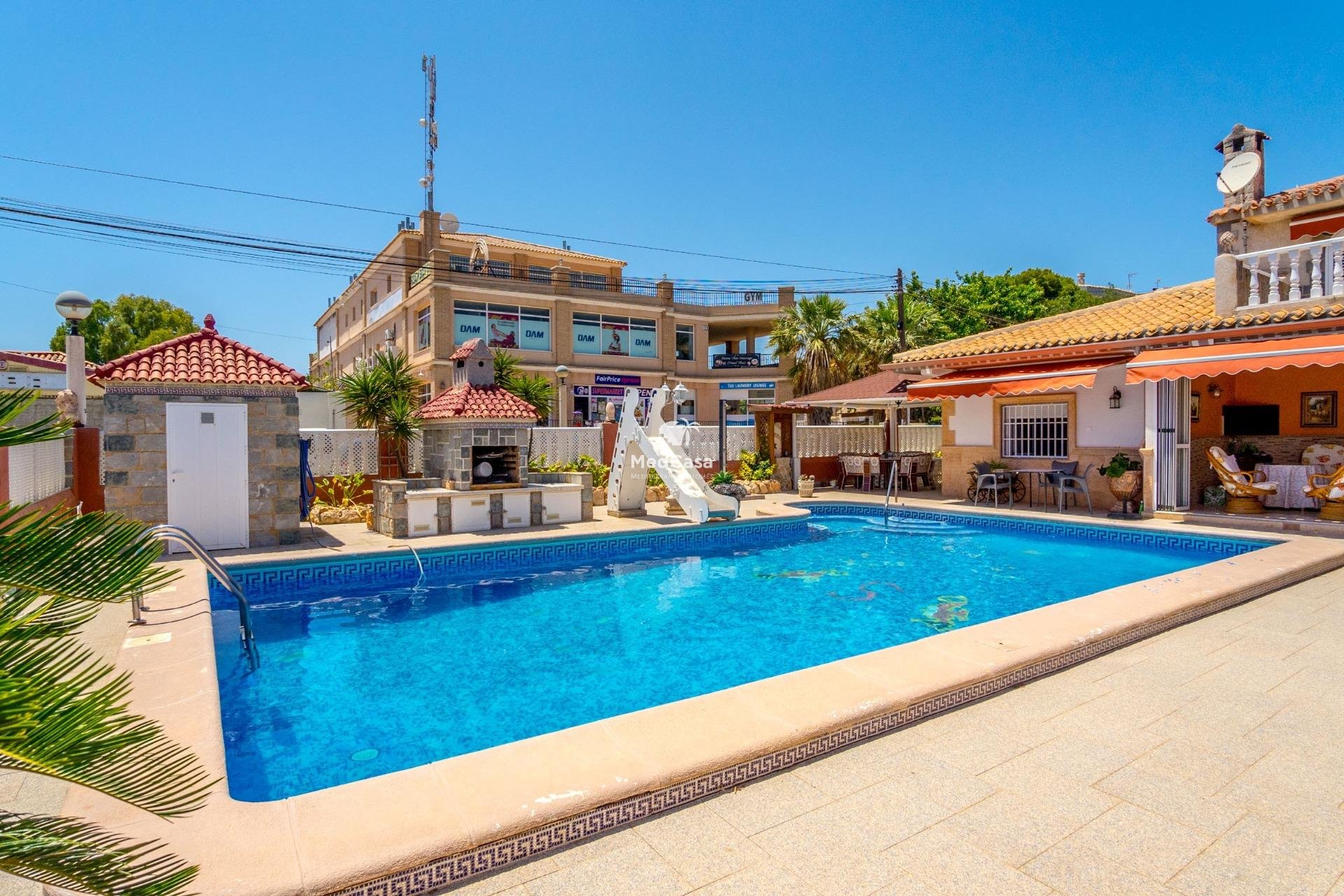 Resale - Villa -
Orihuela Costa - Campoamor