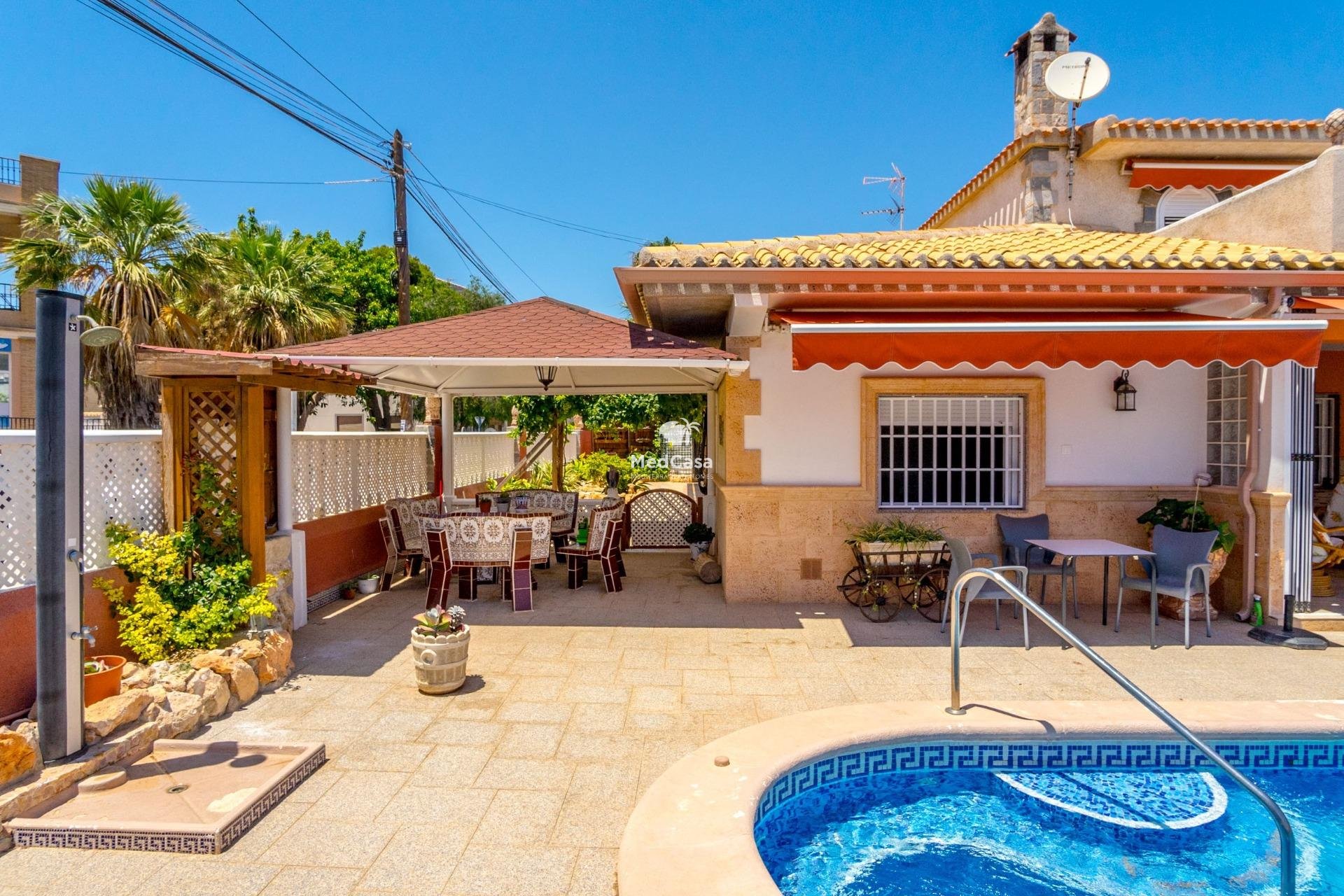 Resale - Villa -
Orihuela Costa - Campoamor