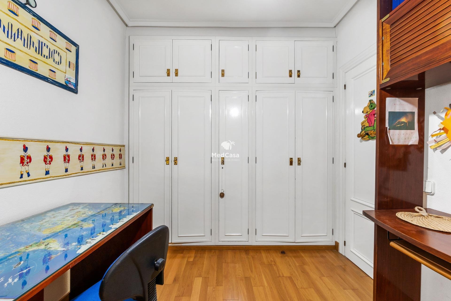 Segunda mano - Apartamento -
Torrevieja - Centro - Muelle Pesquero