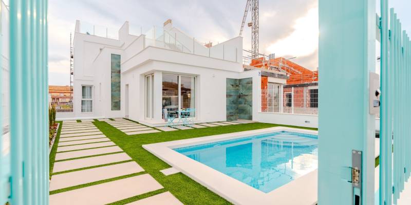 Modernas casas adosadas de obra nueva con garaje privado, piscina y solárium a pocos metros del mar y del golf