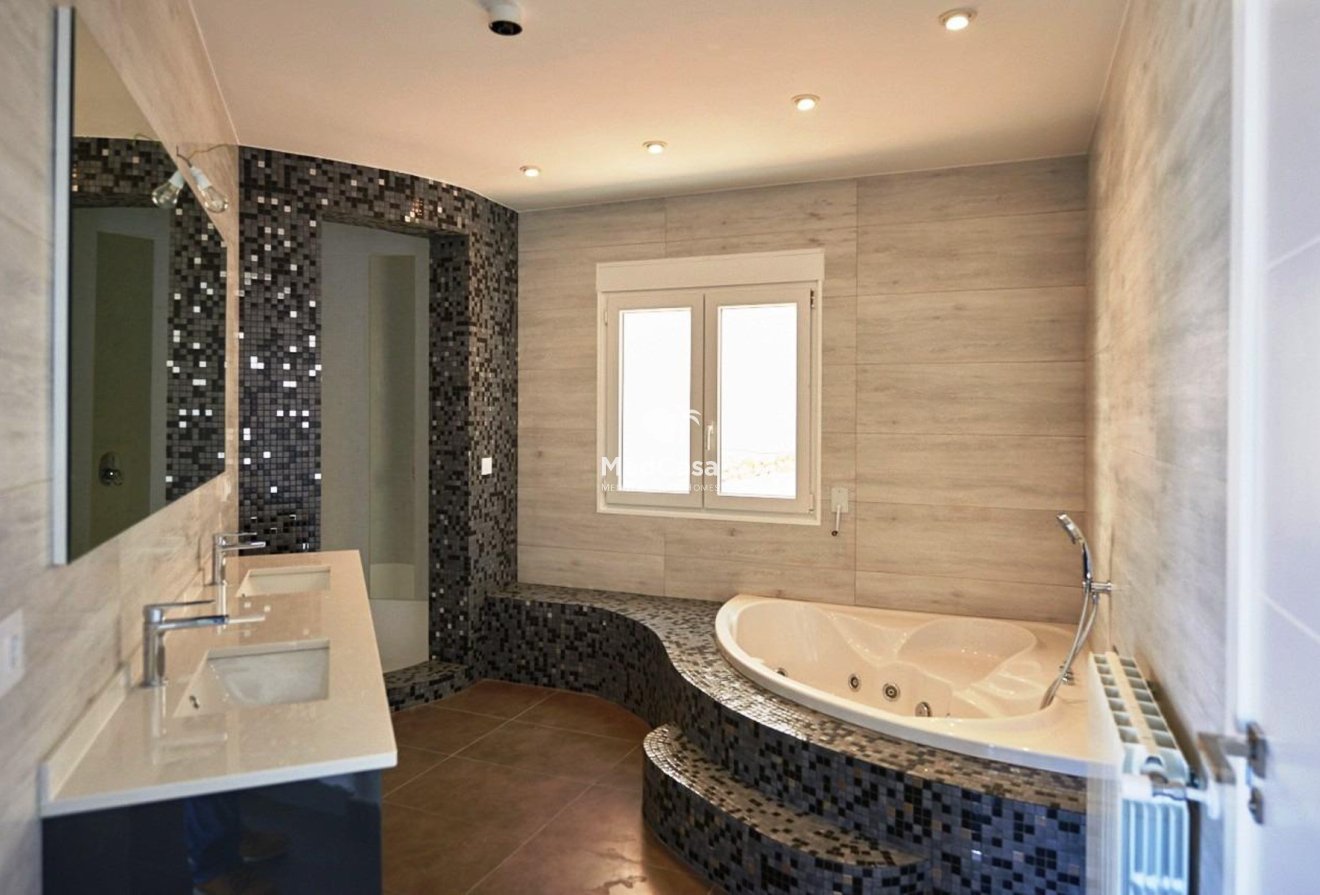 Resale - Villa -
Altea