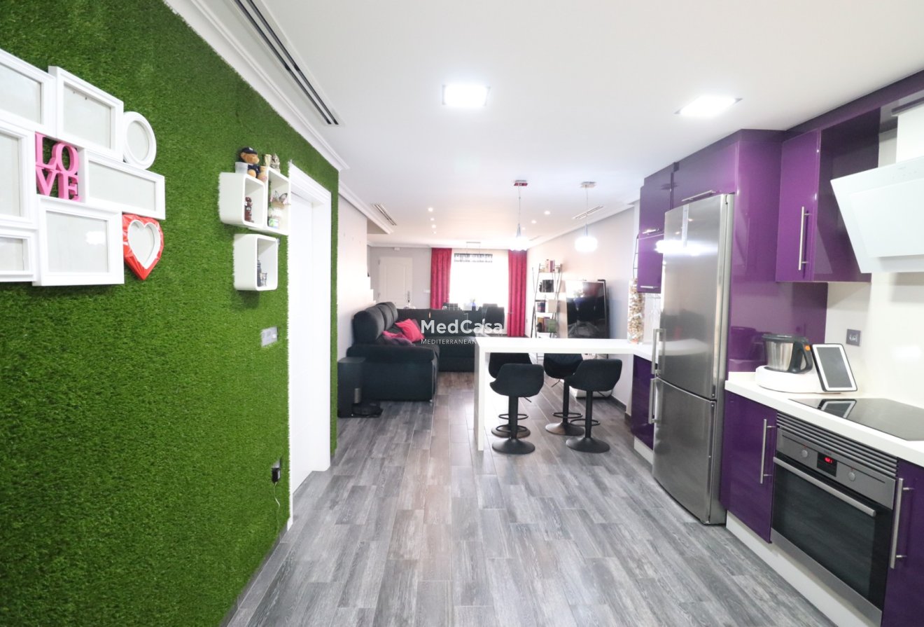 Resale - Townhouse -
Redován - Redovan - Town