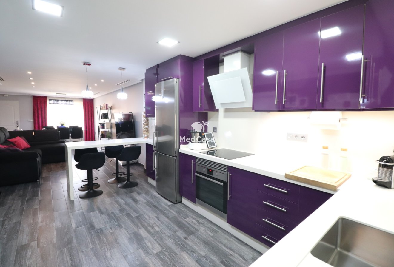 Resale - Townhouse -
Redován - Redovan - Town