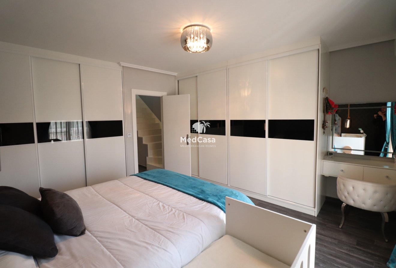 Resale - Townhouse -
Redován - Redovan - Town