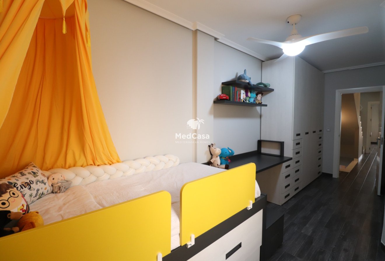 Resale - Townhouse -
Redován - Redovan - Town