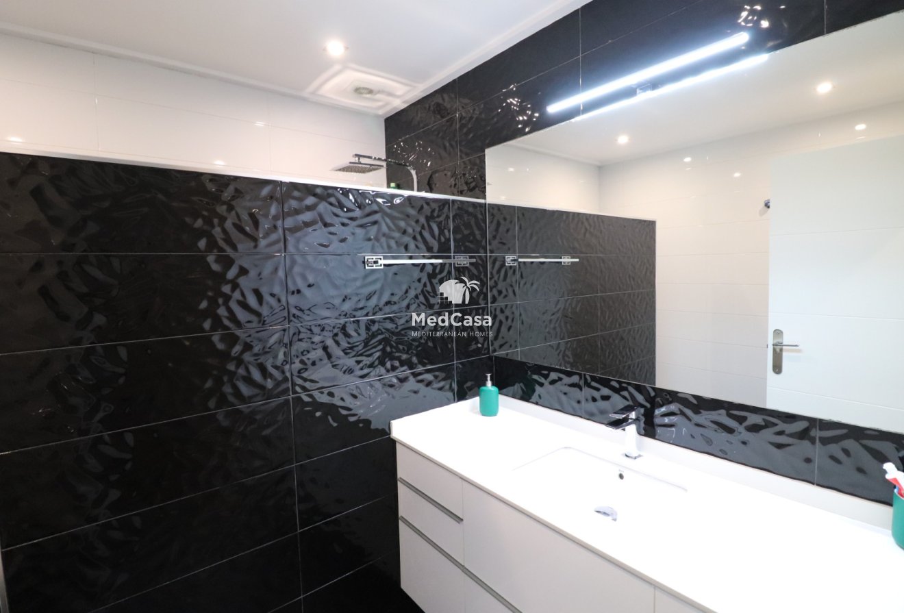 Resale - Townhouse -
Redován - Redovan - Town