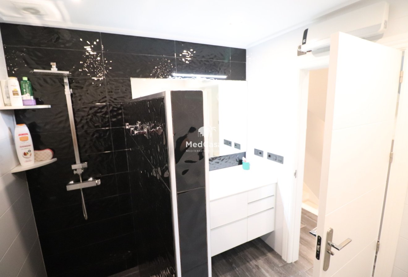 Resale - Townhouse -
Redován - Redovan - Town