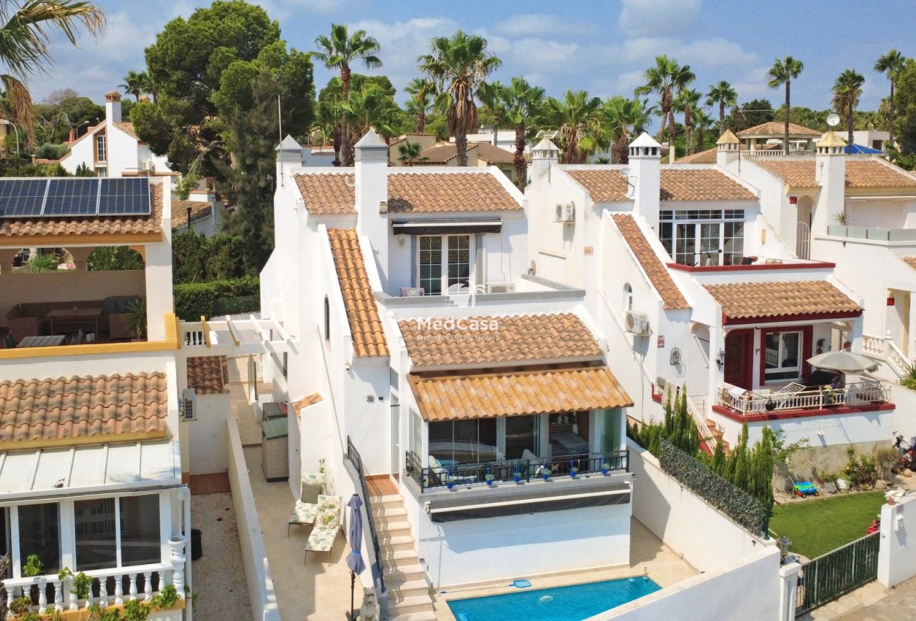 Resale - Villa -
Orihuela Costa - Villamartín