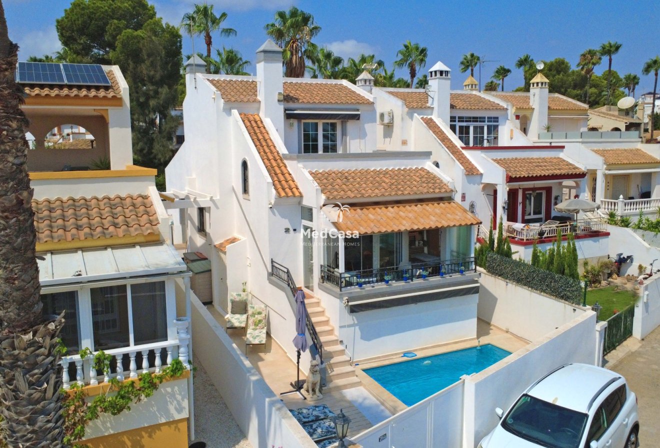 Resale - Villa -
Orihuela Costa - Villamartín
