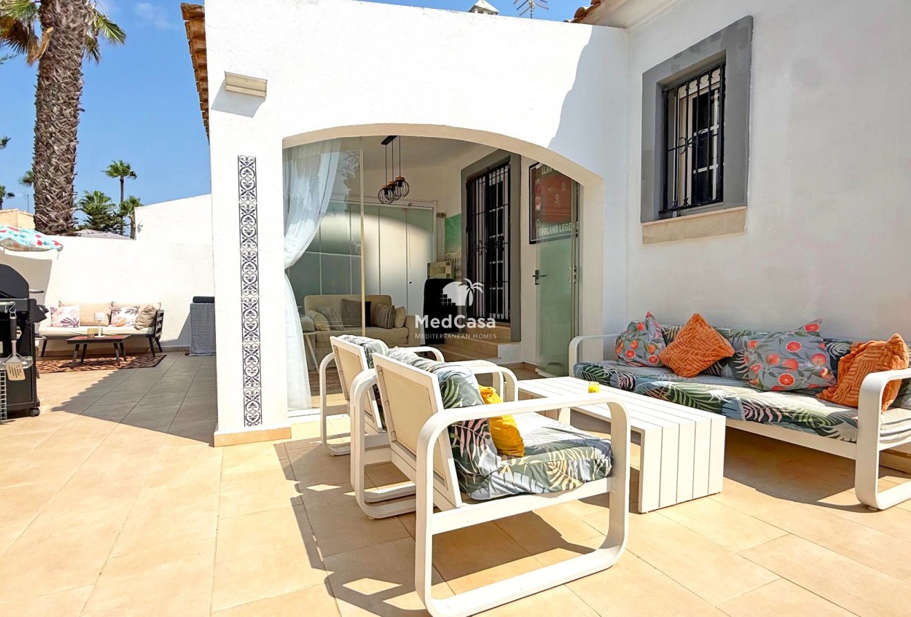 Resale - Villa -
Orihuela Costa - Villamartín