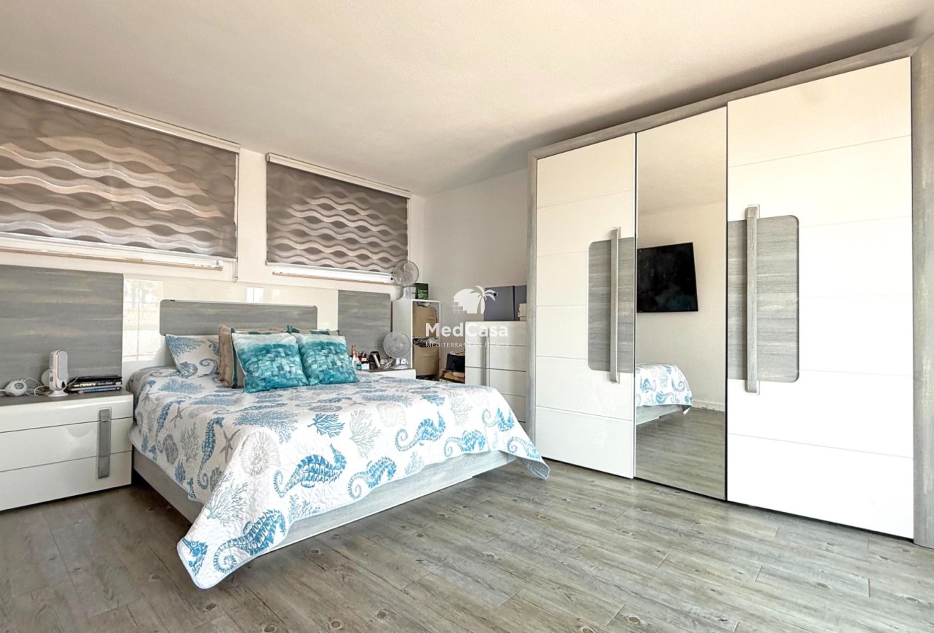 Resale - Villa -
Orihuela Costa - Villamartín