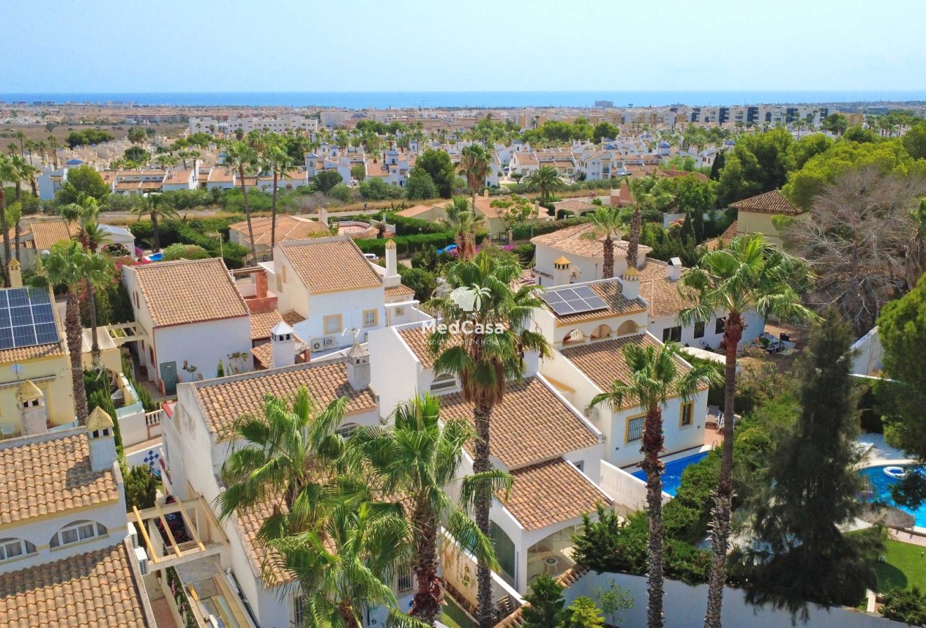 Resale - Villa -
Orihuela Costa - Villamartín
