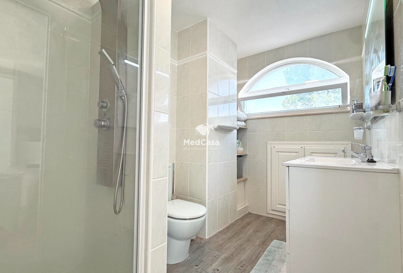 Resale - Villa -
Orihuela Costa - Villamartín