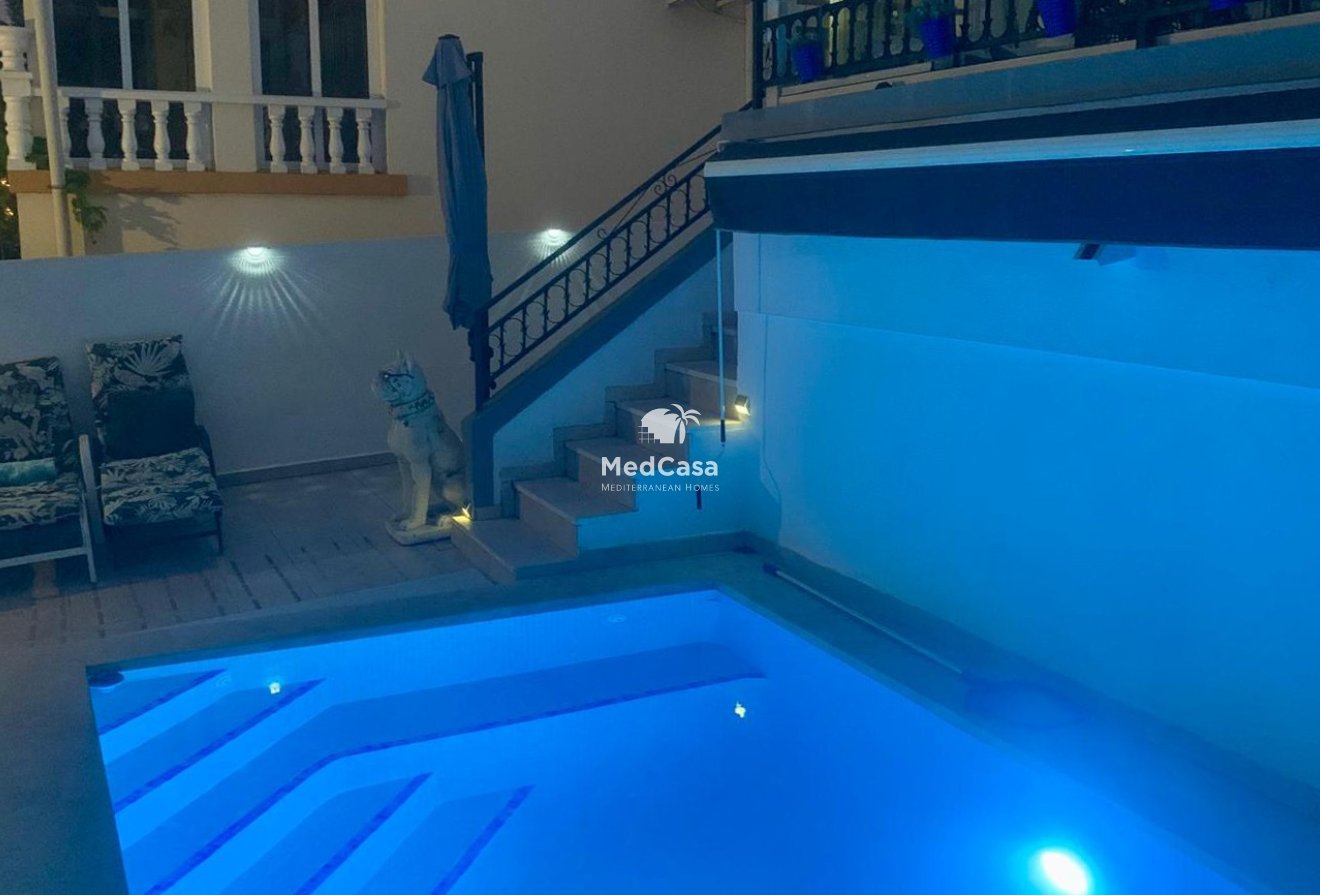 Resale - Villa -
Orihuela Costa - Villamartín