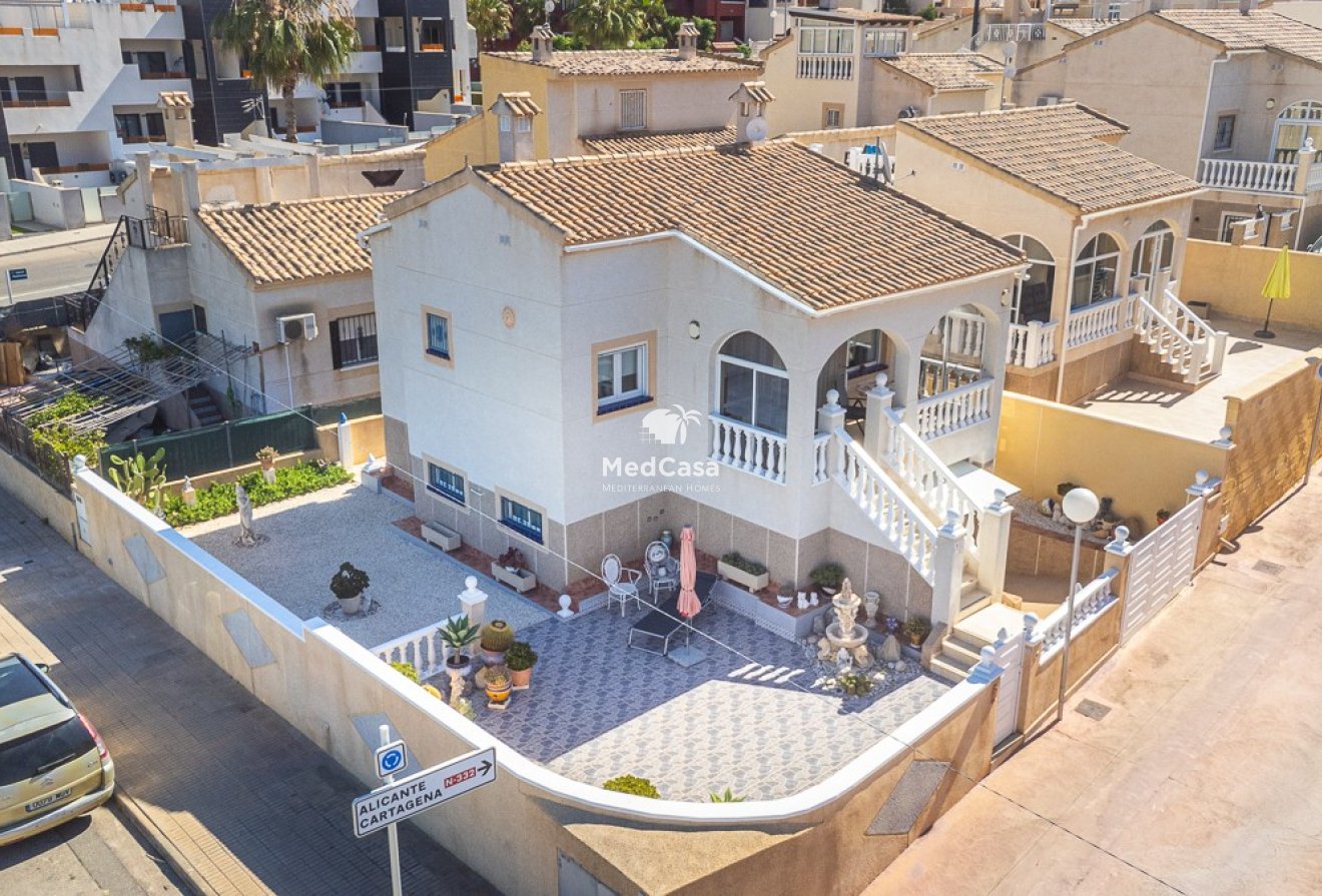 Resale - Villa -
Orihuela Costa - Los Altos