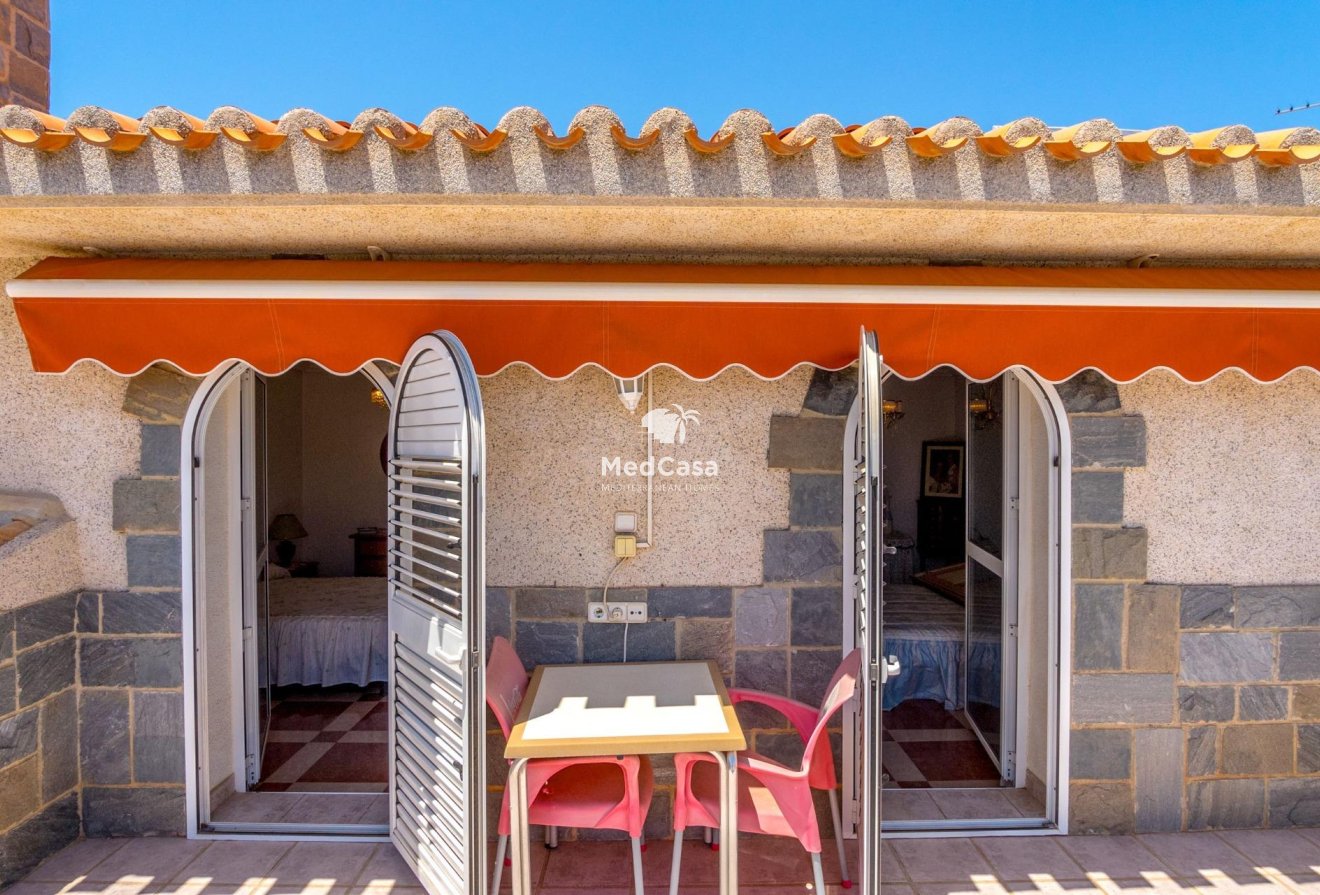 Resale - Villa -
Orihuela Costa - Campoamor