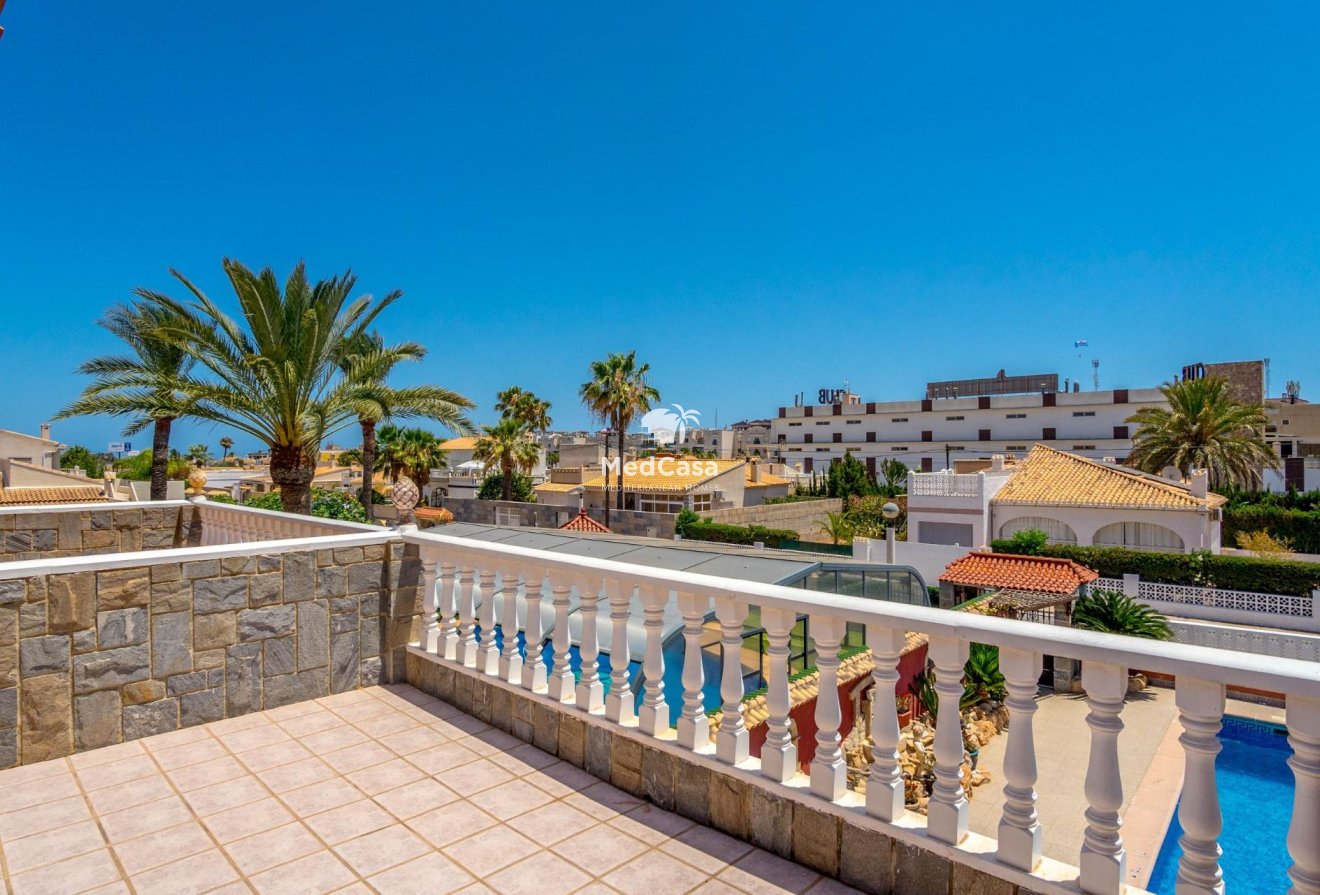 Resale - Villa -
Orihuela Costa - Campoamor