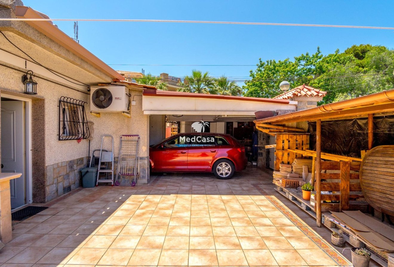 Resale - Villa -
Orihuela Costa - Campoamor