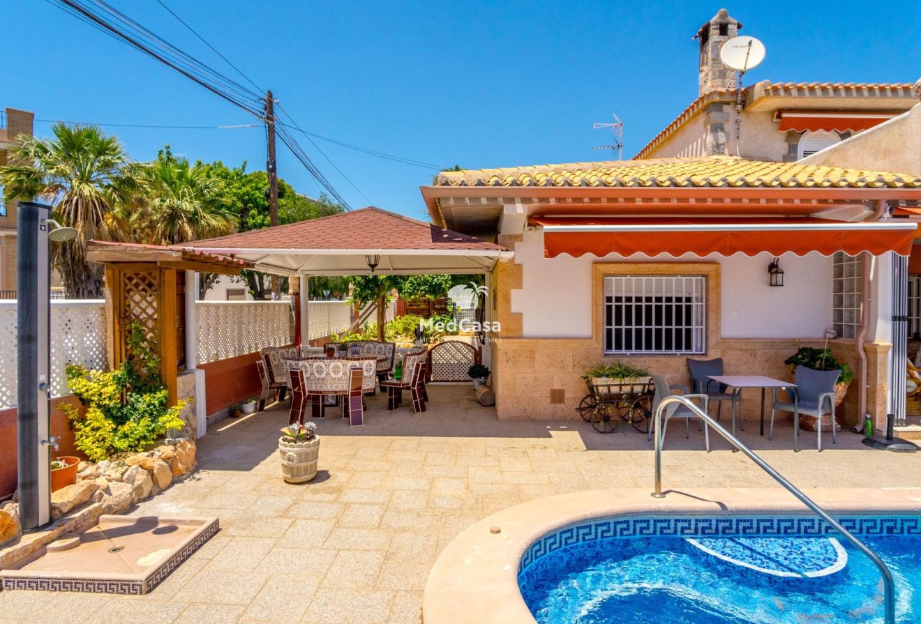 Resale - Villa -
Orihuela Costa - Campoamor