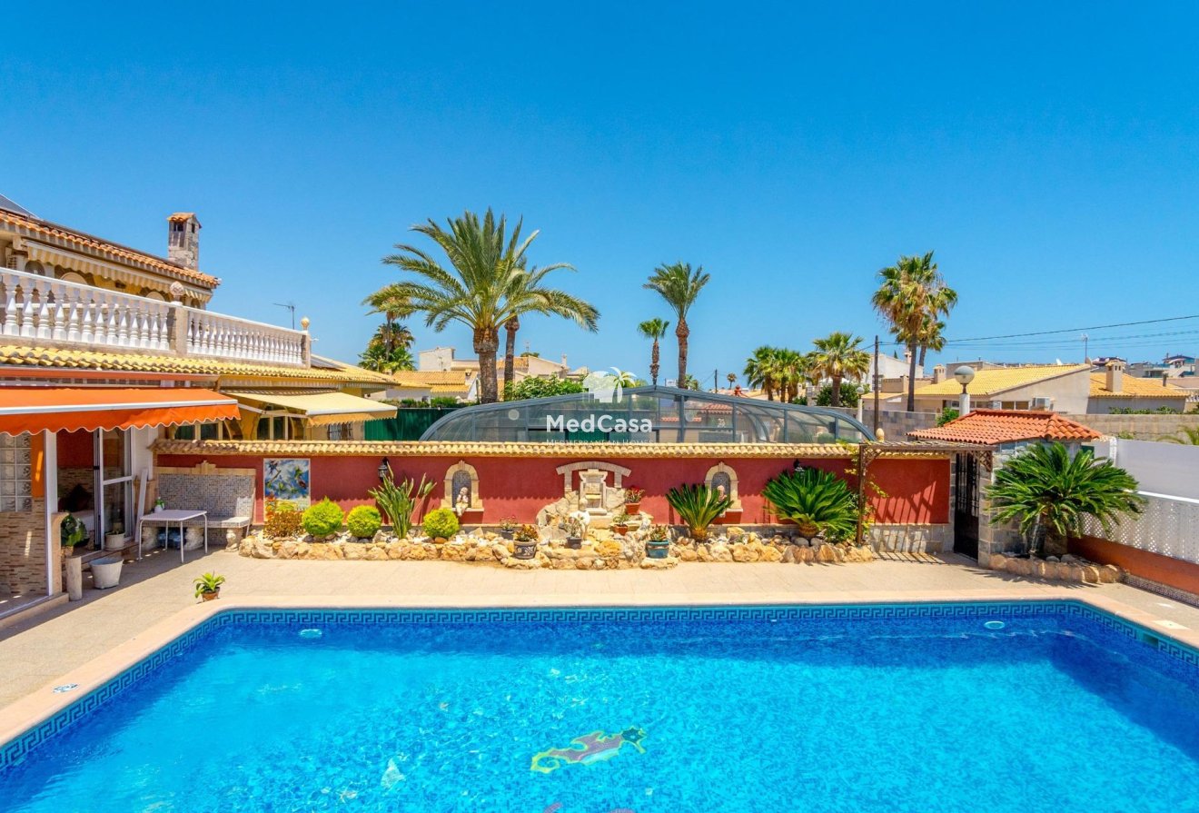 Resale - Villa -
Orihuela Costa - Campoamor