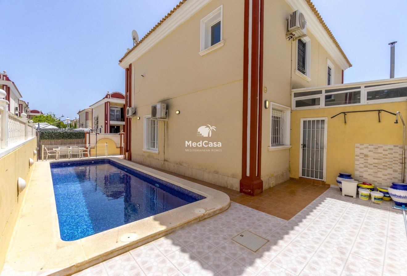 Resale - Townhouse -
Orihuela Costa - Campoamor