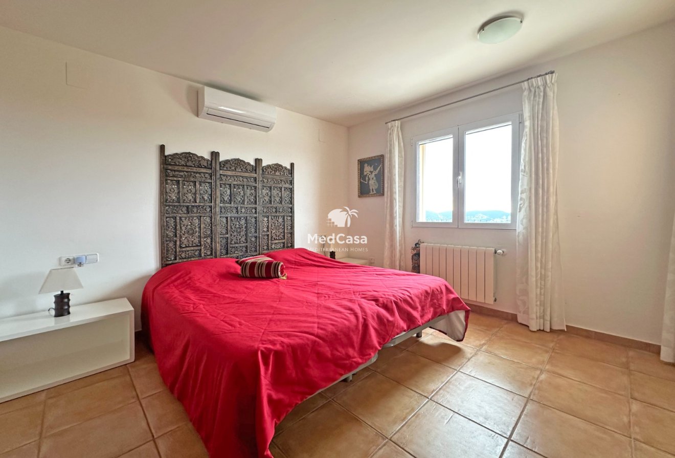 Resale - Villa -
Moraira - Benimeit