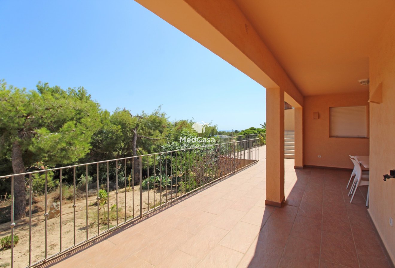 Resale - Villa -
Moraira - Benimeit