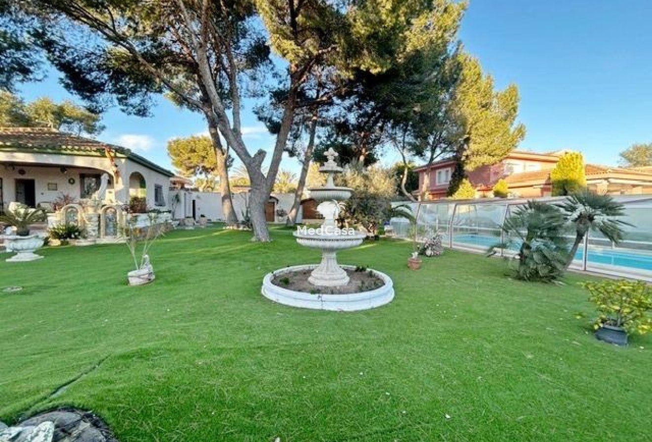 Resale - Villa -
Orihuela Costa - Altos de Campoamor