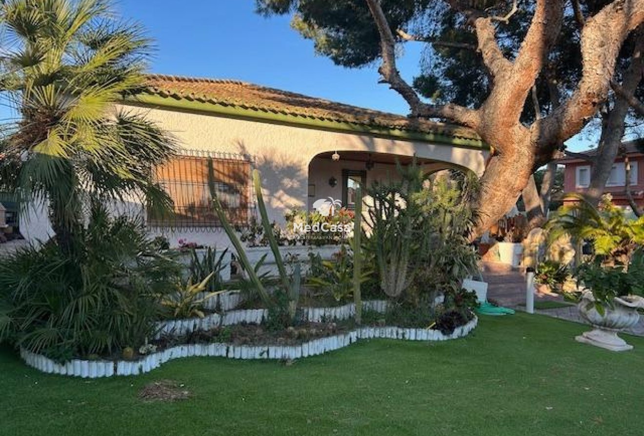 Resale - Villa -
Orihuela Costa - Altos de Campoamor