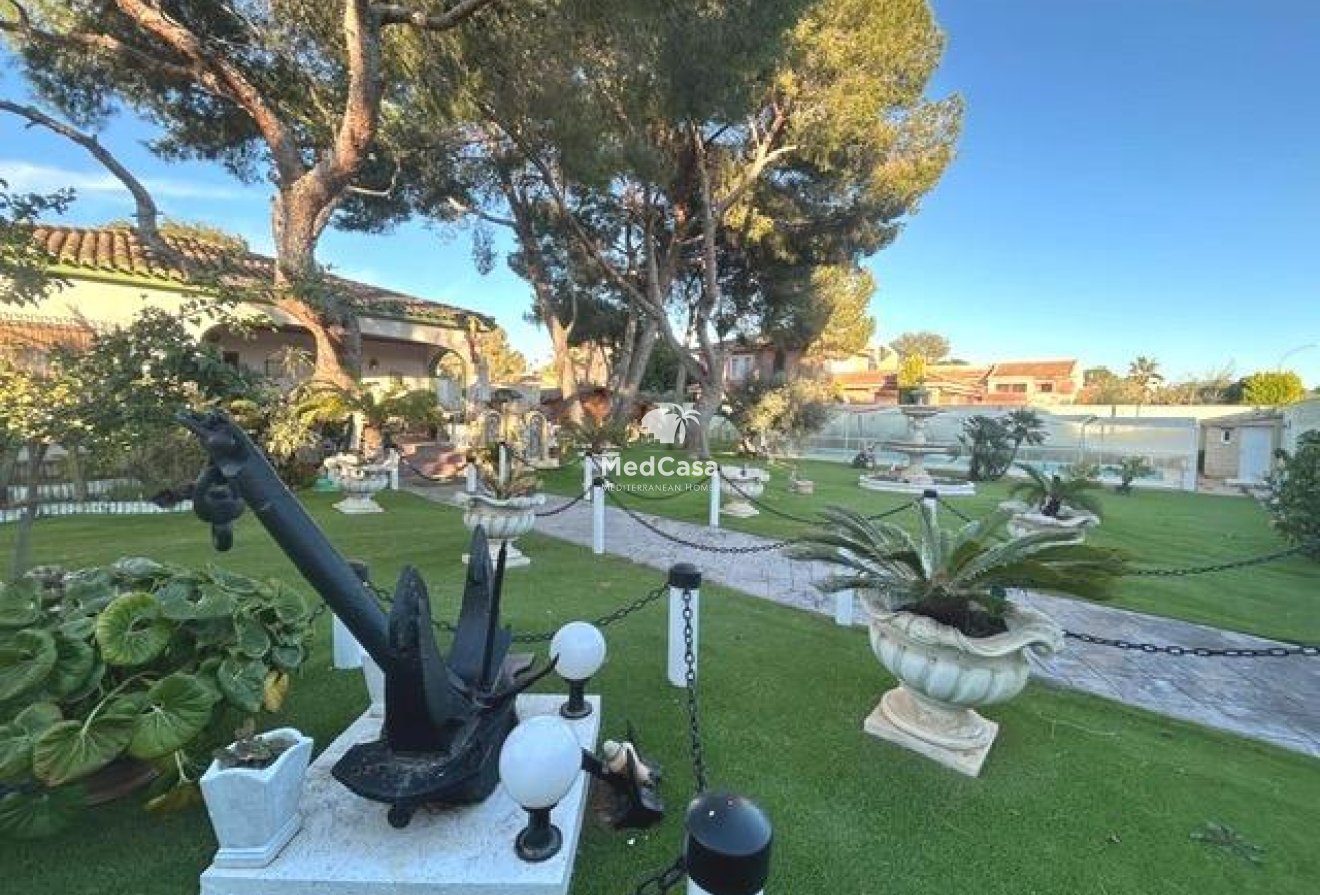 Resale - Villa -
Orihuela Costa - Altos de Campoamor