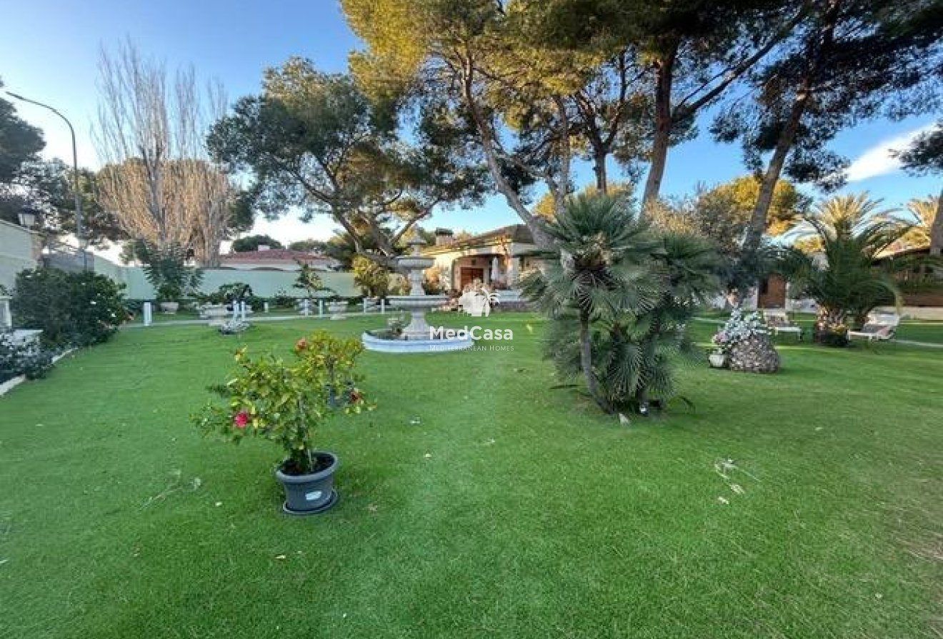 Resale - Villa -
Orihuela Costa - Altos de Campoamor