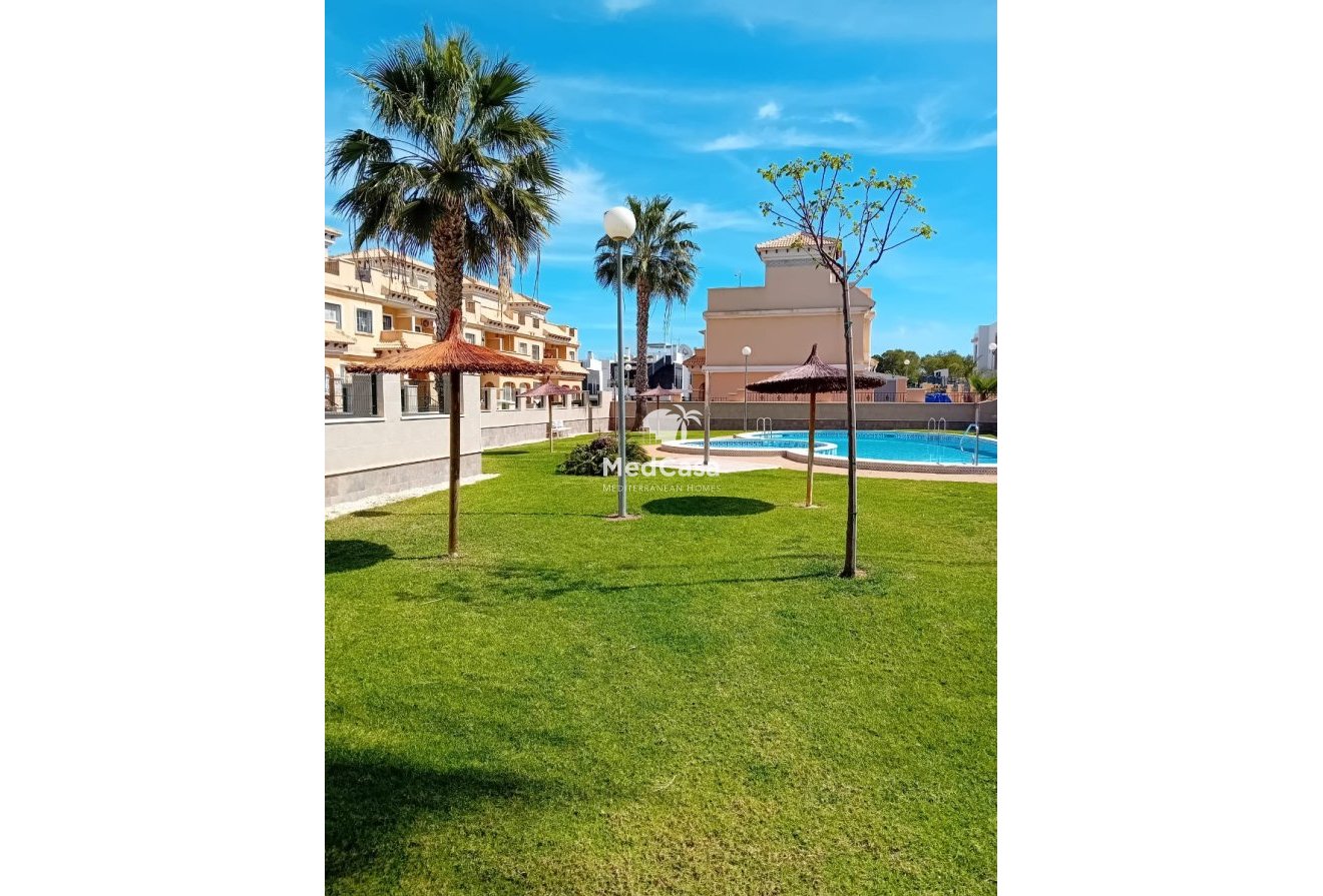 Segunda mano - Adosado esquina -
Orihuela Costa - Villamartín