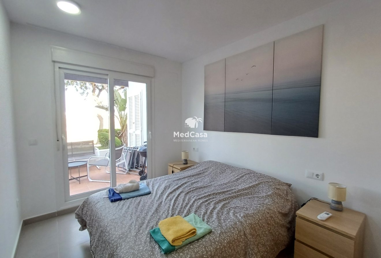 Segunda mano - Apartamento planta baja -
Roldan