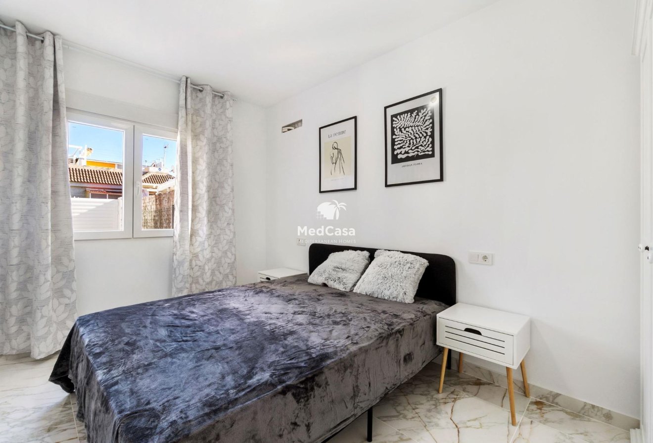 Resale - Villa -
Torrevieja - El chaparral