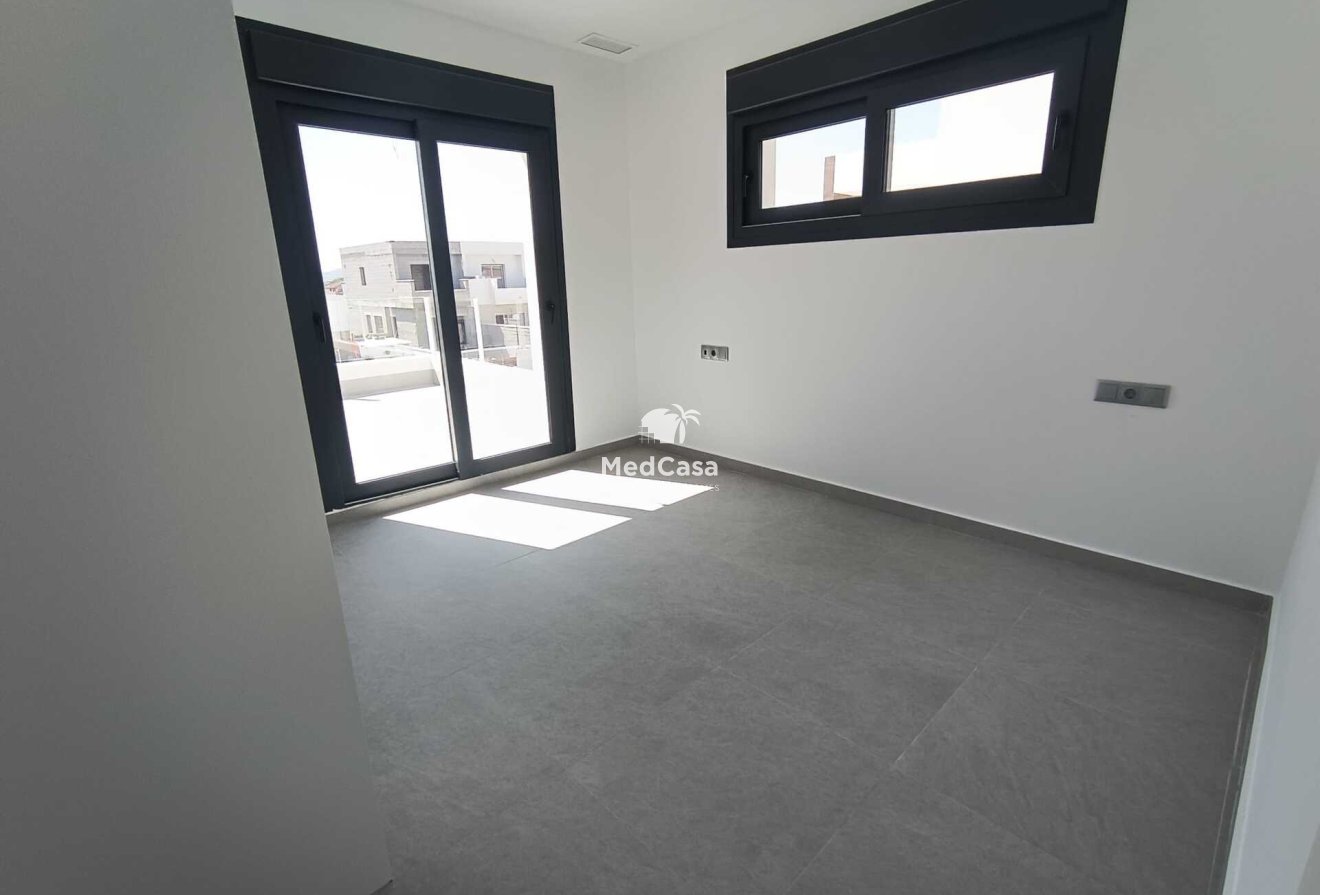 Neubau - Villa -
Daya Nueva