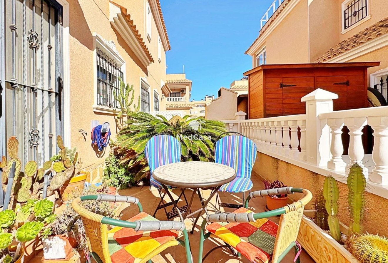 Wiederverkauf - Eckreihenhaus -
Orihuela Costa - Villamartín