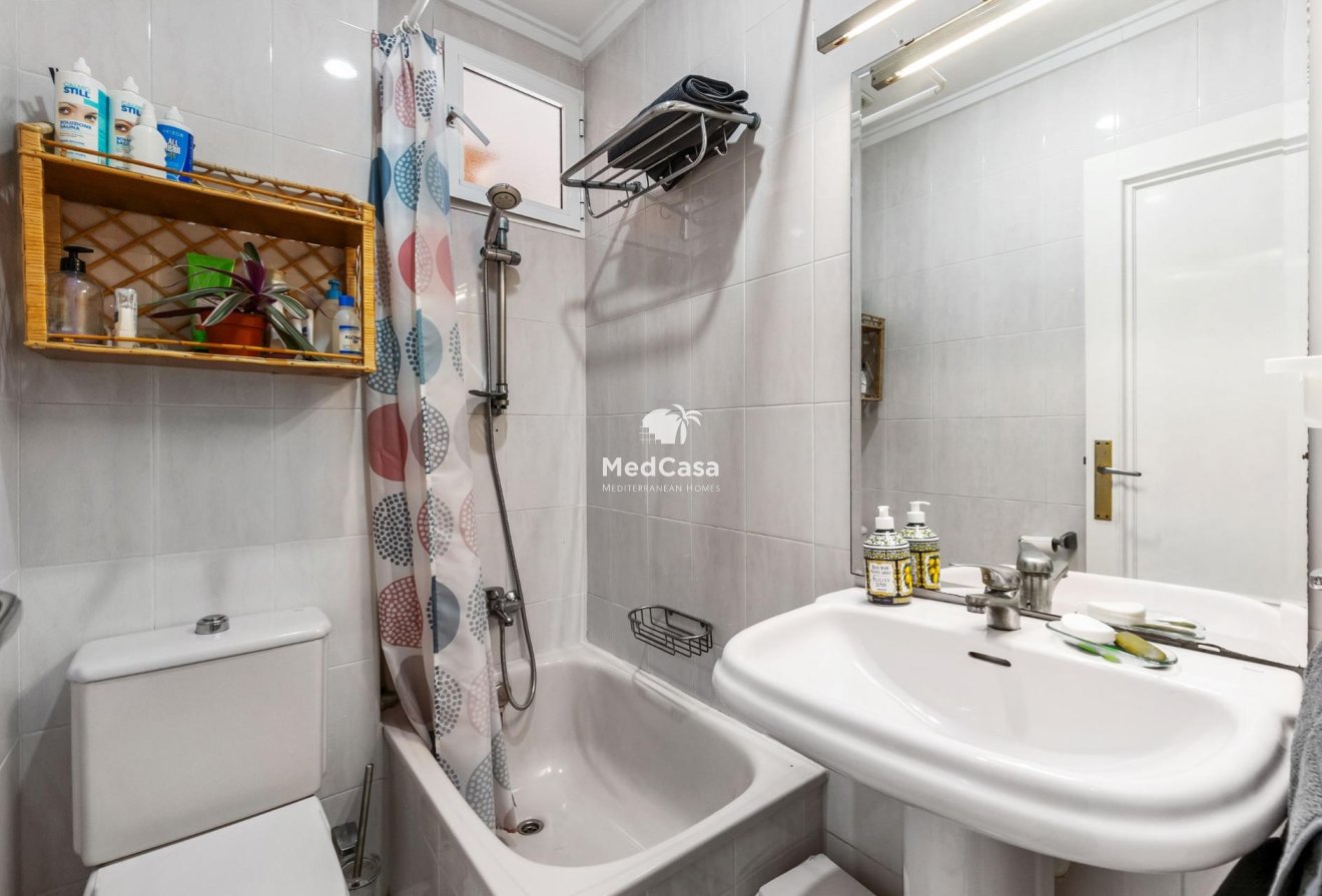 Segunda mano - Apartamento -
Torrevieja - Centro - Muelle Pesquero