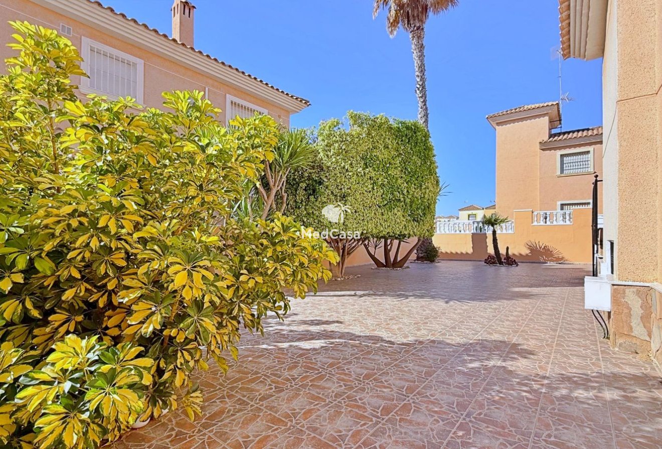 Segunda mano - Villa -
Orihuela Costa