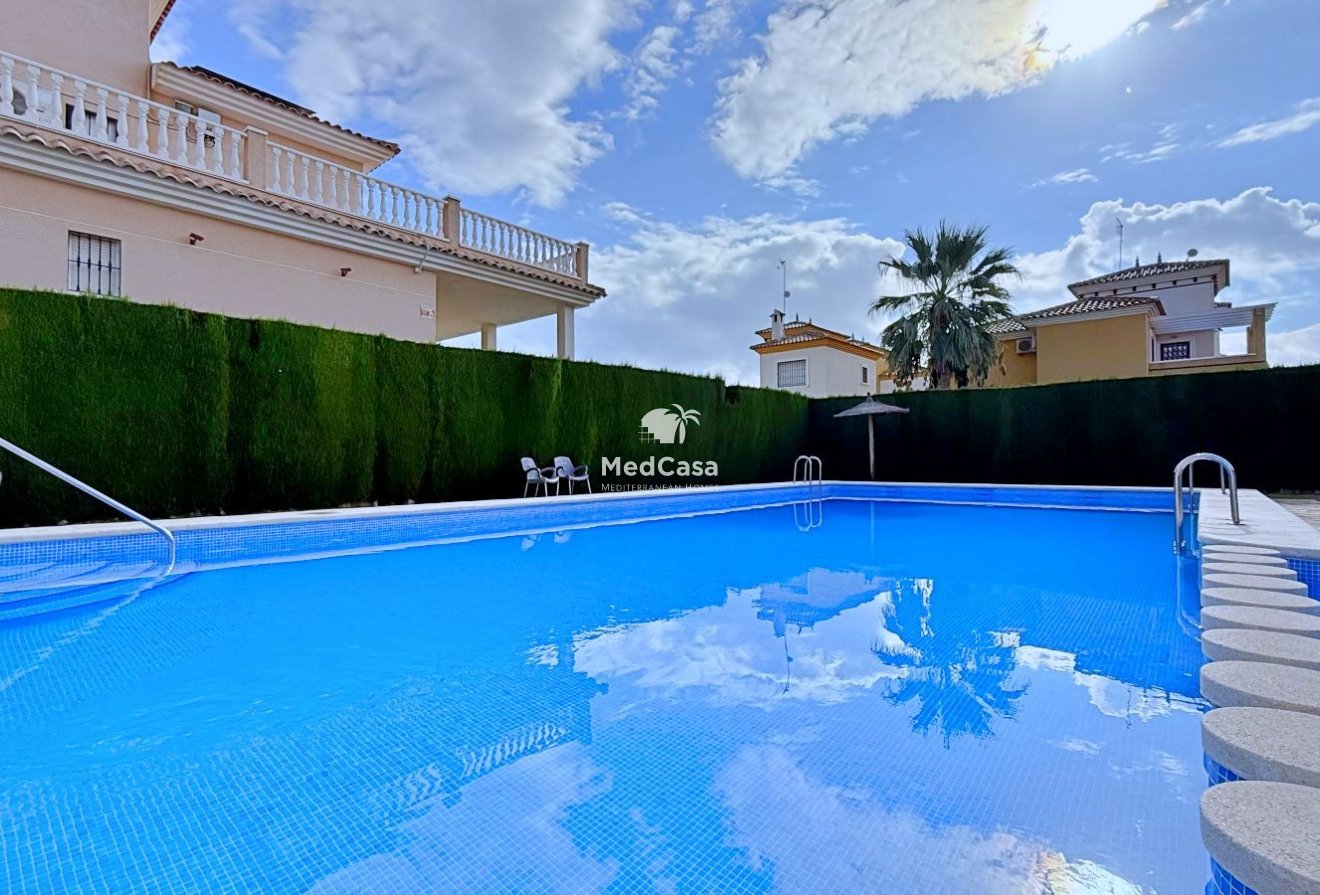 Segunda mano - Villa -
Orihuela Costa