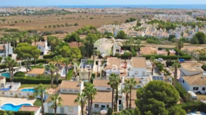 Resale - Villa -
Orihuela Costa - Villamartín