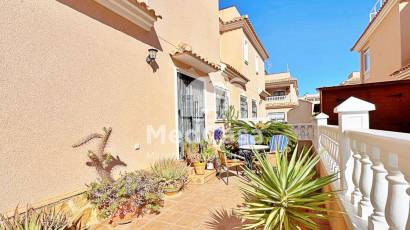 Wiederverkauf - Eckreihenhaus -
Orihuela Costa - Villamartín