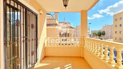 Wiederverkauf - Eckreihenhaus -
Orihuela Costa - Villamartín