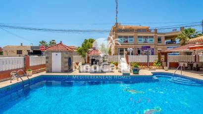 Resale - Villa -
Orihuela Costa - Campoamor