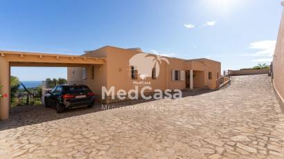 Resale - Villa -
Moraira - Benimeit