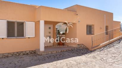Resale - Villa -
Moraira - Benimeit