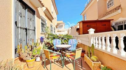 Wiederverkauf - Eckreihenhaus -
Orihuela Costa - Villamartín